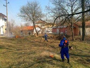 Kmet2303121 Кметът Казанджиев лично се включи в пролетното почистване в Гозница