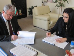 dogovor1903121 Кметът Казанджиев подписа договора за изграждане на довеждащата пътна инфраструктура до автомобилния завод