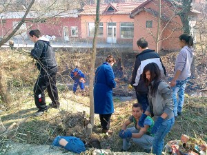 goznica2303121 Кметът Казанджиев лично се включи в пролетното почистване в Гозница