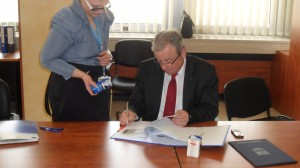 kmet2903121 Кметът Казанджиев подписа вчера договора за енергийната ефективност на три училища и една детска градина