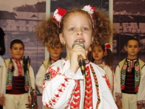 obshtiina103122 Деца от ЦДГ „Снежанка” поздравиха общинската администрация с Първи март