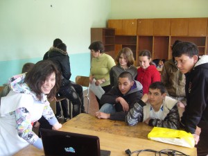 redcross1303121 МЛАДЕЖИ ОТ БЧК УЧИХА ДЕЦА КАК СЕ ДАВА ПЪРВА ДОЛЕКАРСКА ПОМОЩ И КАК ДА СЕ СПРАВЯТ С АГРЕСИЯТА В УЧИЛИЩЕ