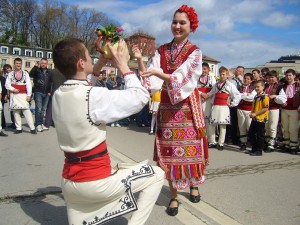 cvetnica lovech201220 Традицията повелява Кумичката да поведе първото хоро
