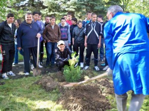 dennaZemyata2004121 Професионална гимназия по механоелектротехника – Ловеч се включи с инициатива в деня на земята
