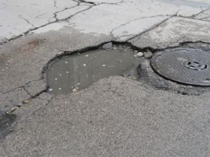 dupka1 t2 Започна машинен ремонт на уличната мрежа в Ловеч