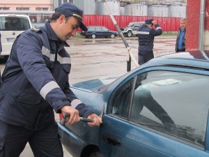 erfurtdarenie1804121 Специализиран уред за отваряне на автомобилни врати получи Районната служба по пожарна безопасност в Ловеч