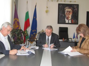kmetdogovor1104121 Кметът Казанджиев подписа договора за реконструкцията на коритото на река Осъм