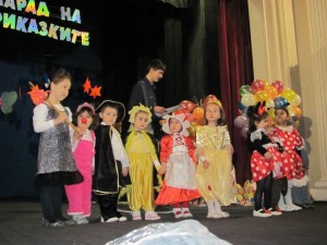 parad404121 Регионалната библиотека събра 135 деца в традиционния Парад на приказките на 2 април – Международния ден на детската книга