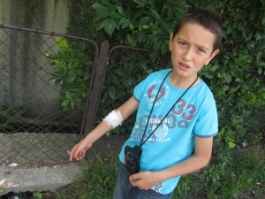 alex3105121 Змия в двора на училище „Васил Левски”, кметът разпореди незабавно почистване на храстите наоколо