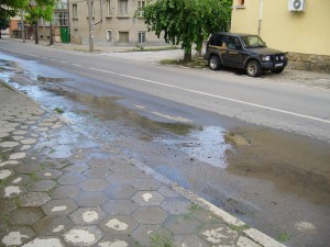 avaria3005125 Спукан тръбопровод на „Мелта“ руши настилката по ул. „3-ти март“
