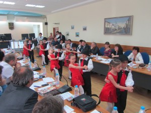 deca2205122 11-ото заседание на общинския съвет започна с празничен поздрав от децата от ЦДГ „Зора”