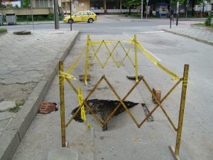 dupka2205125 Опасната дупка на ул. „Стефан Караджа“ вече е обезопасена