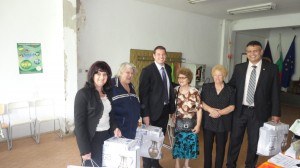 hrani1105121 300 пакета зърнени закуски за инвалидите занесоха съветниците на ГЕРБ