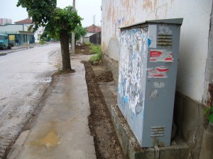 kanali2005122 Копаят върху скоро ремонтиран тротоар