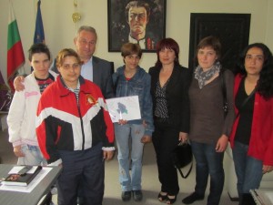kmetdeca1005121 Деца от социалните услуги подариха на кмета Казанджиев ръчно изработена книга с препоръки за развитието на Ловеч