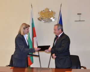 kmetdogovor2905121 Кметът Казанджиев подписа днес договора за подобряване на водоснабдителната и канализационната система на Ловеч