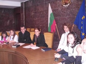 oudeca1805126 Областният управител представи дейността си пред ученици от клуб „История на българските институции”