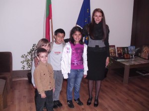 oudeca2305124 Областният управител получи златна книжка с „Върви, народе възродени” от Ресурсния център