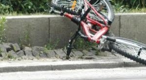 velo1206121 След пътен инцидент на бул. „България“, велосипедист е настанен в ортопедично отделение на МБАЛ Ловеч с фрактура на глезена