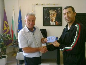 kmetkarta1608121 Първата карта за безплатно паркиране на хора с увреждания беше връчена лично от кмета на Ловеч