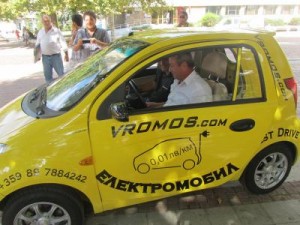 autoeko1109121 Кметът Казанджиев направи първи тест драйв на електромобили, презентирани днес в Ловеч