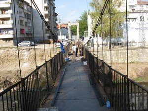 mosttroyan710121 Ремонтираха въженият мост при Енергото в Троян