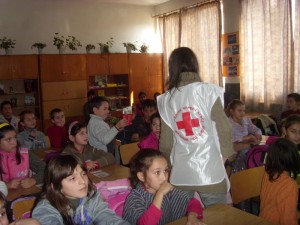 redcross1811122 ДОБРОВОЛЦИ БМЧК ОБУЧИХА ДЕЦА НА ТЕМА „ПЪТНА БЕЗОПАСНОСТ” И „ПЪРВА ДОЛЕКАРСКА ПОМОЩ” ВЪВ ВРЪЗКА С 18 НОЕМВРИ -СВЕТОВЕН ДЕН ЗА ВЪЗПОМЕНАНИЕ НА ЖЕРТВИТЕ ОТ ПЪТНОТРАНСПОРТНИ ПРОИЗШЕСТВИЯ