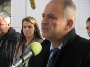 socproekt1311129 Кметът Казанджиев и министър Тотю Младенов направиха първа копка на обект по социален проект на общината