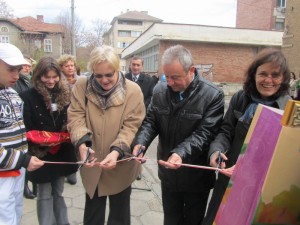 trudcenter312121 Зам.-посланикът на Кралство Нидерландия Рини Бус и кметът на Ловеч Минчо Казанджиев откриха Центъра за трудови занимания